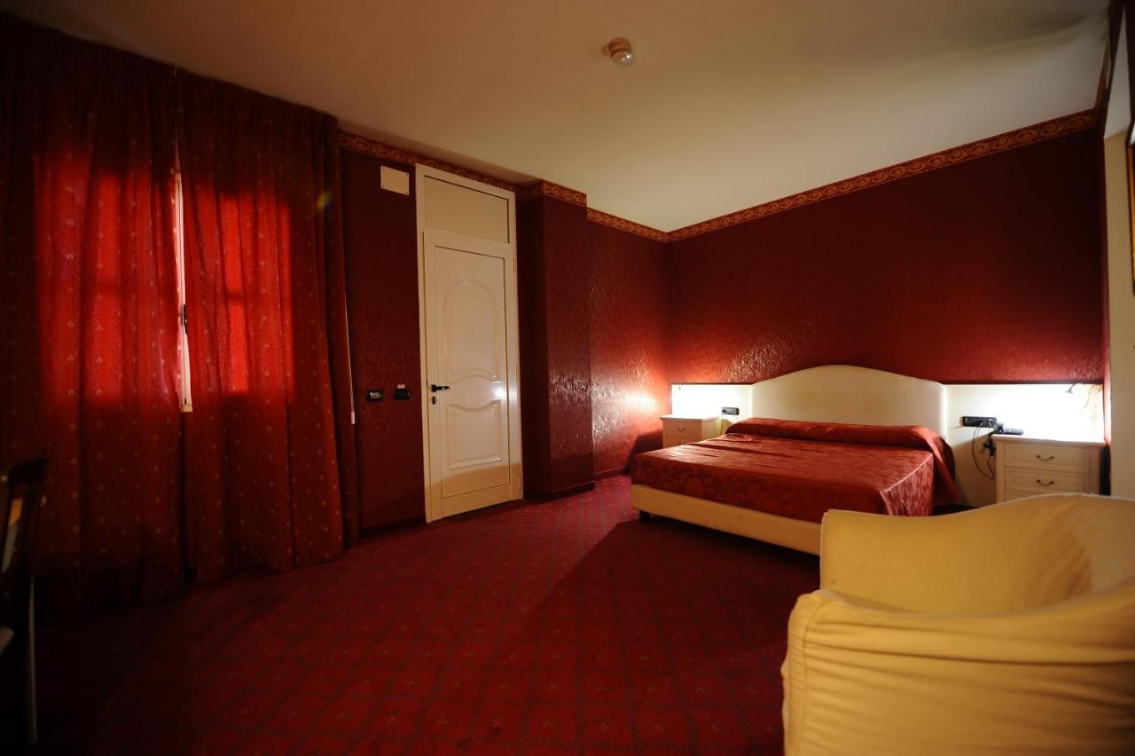Hotel - Motel Flower Гропелло-Кайроли Экстерьер фото